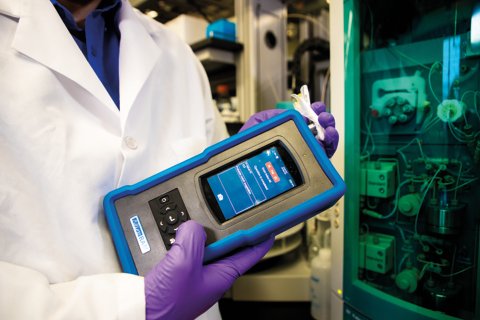 BWT portable Raman spectrometer in hands 
