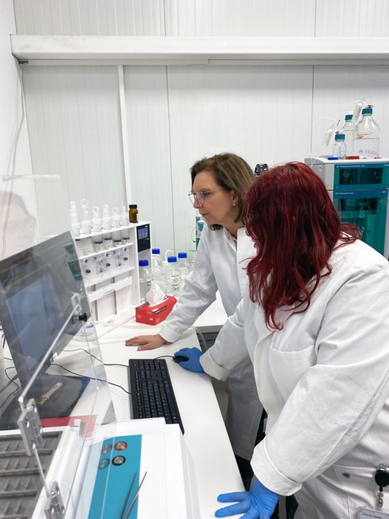 zwei Mitarbeiterinnen im Labor analysieren Messergebnisse am PC