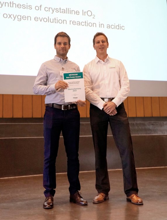 Marko Malinović and Sandro Haug (Deutsche METROHM GmbH & Co. KG) at the Electrochemistry 2022 Best Poster Award ceremony.