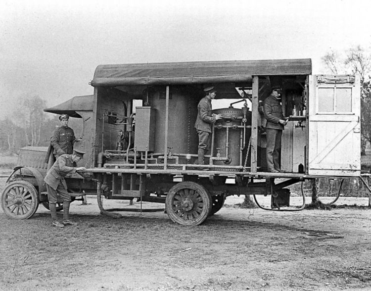 Camion équipé d'un appareil de purification de l'eau pour fournir de l'eau potable aux troupes en temps de guerre (Première Guerre mondiale). Plus d'un siècle s'est écoulé depuis l'invention des premiers purificateurs d'eau mobiles. Ils continuent de fournir de l'eau propre aux habitants des pays en développement et des zones sinistrées, ainsi qu'au personnel militaire et aux travailleurs dans des endroits isolés.