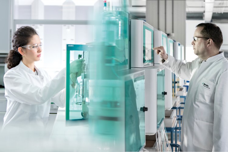 Laboratory ion chromatography (left) and process ion chromatography (right) are suitable in different situations, depending on the end-user requirements..