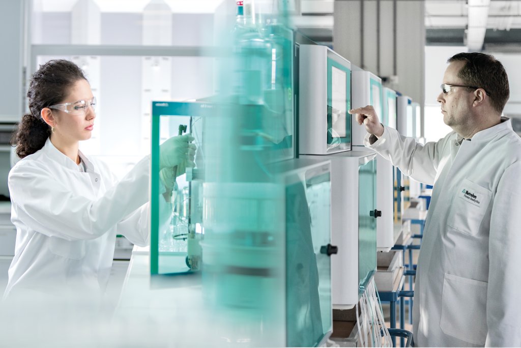 Laboratory ion chromatography (left) and process ion chromatography (right) are suitable in different situations, depending on the end-user requirements..