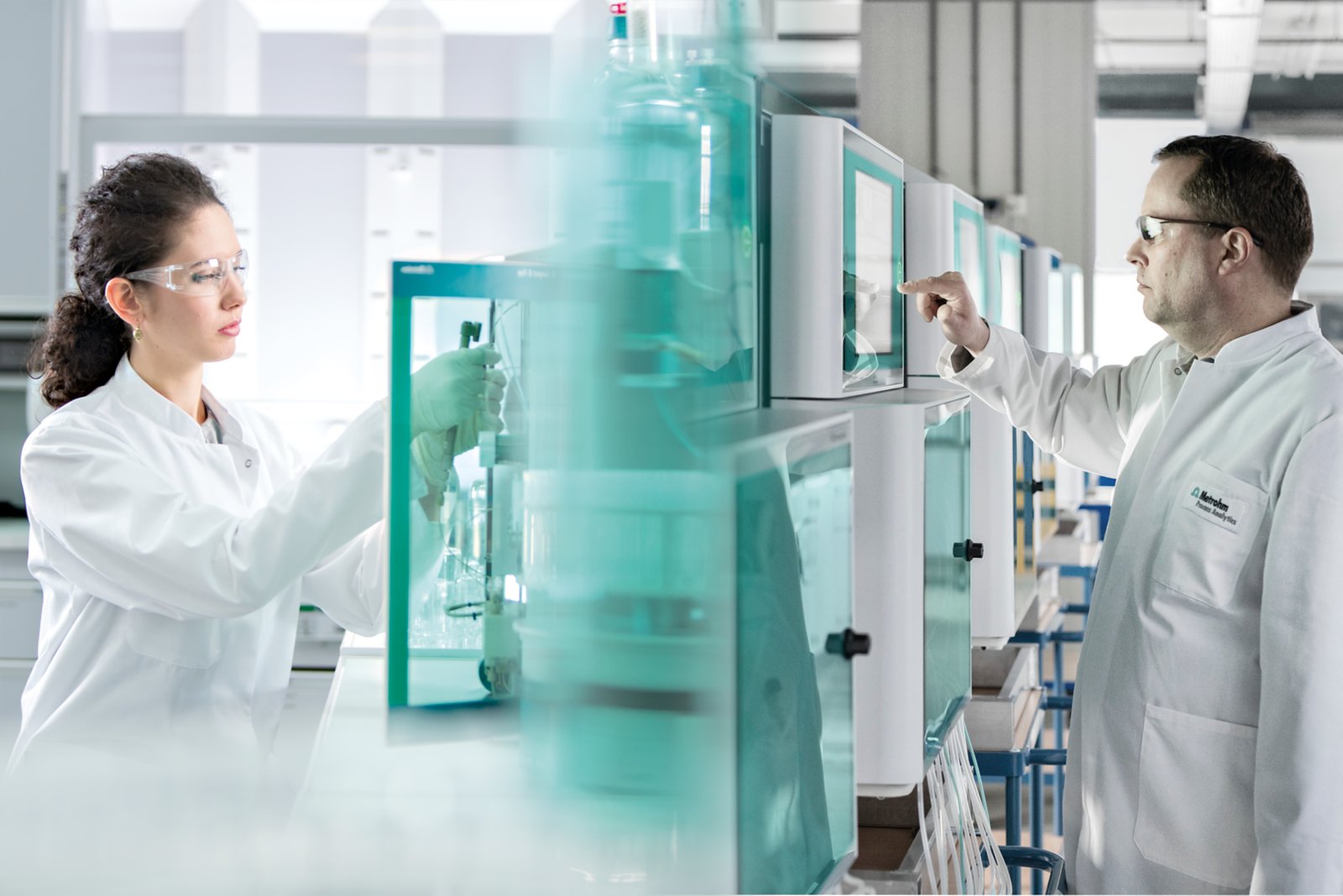 Laboratory ion chromatography (left) and process ion chromatography (right) are suitable in different situations, depending on the end-user requirements..