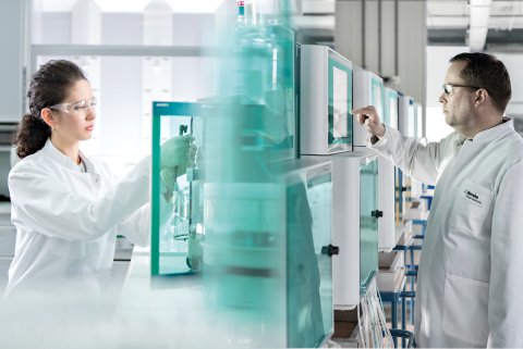 Laboratory ion chromatography (left) and process ion chromatography (right) are suitable in different situations, depending on the end-user requirements..
