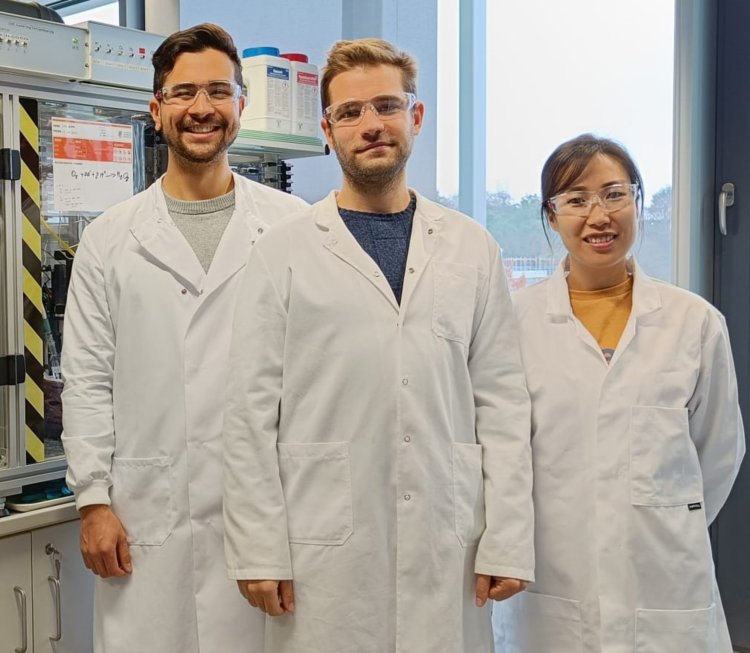 Marko Malinović (center) hard at work in the laboratory with colleagues Ezra S. Koh (left) and Jisik Choi (right).