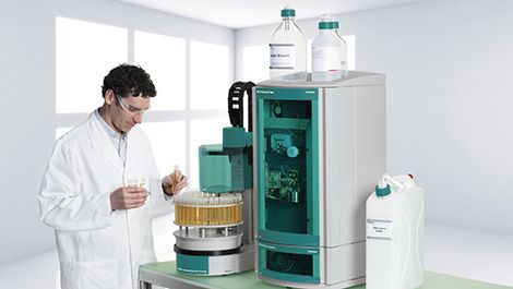 Male lab worker with 940 Professional IC Vario and 858 Professional Sample Processor