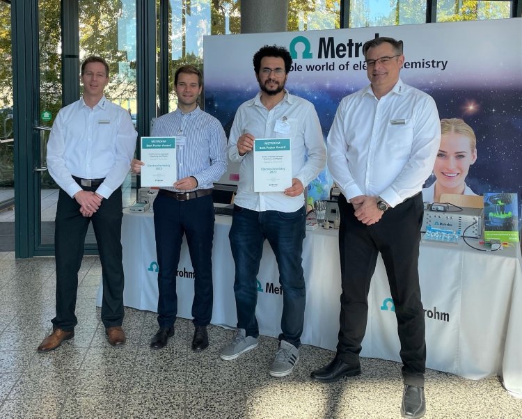 En la imagen (de izquierda a derecha): Sandro Haug (Deutsche METROHM GmbH &amp; Co. KG), Marko Malinović (Universidad Técnica de Darmstadt), Dr. Gumaa A El-Nagar (Helmholtz-Zentrum, Berlín) y Dr. Oliver Vogt (Deutsche METROHM GmbH &amp; Co. KG).