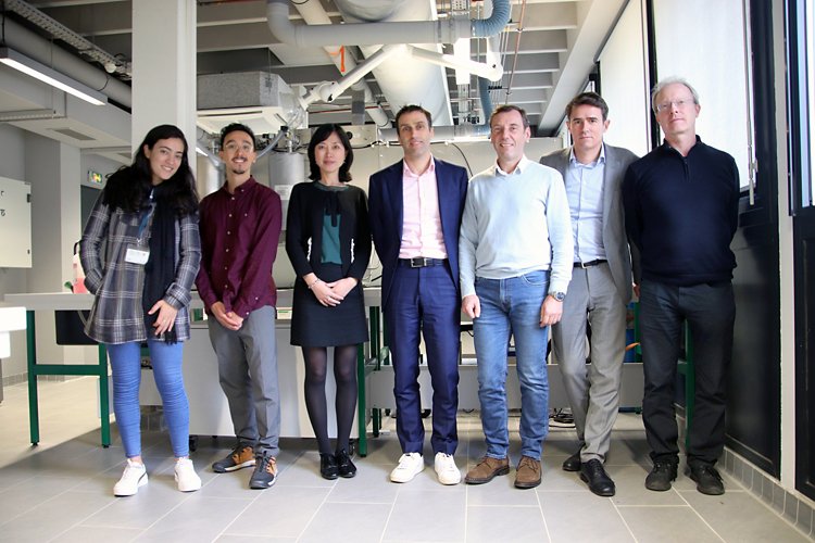 Swan-H-Team (Oktober 2022), von links nach rechts: Soukaina Bennaamane (Ph.D. Chemie, Miterfinder), Jérémy Sum (Ph.D. Elektrochemie), Dancheng Legrand (Ph.D. Elektrochemie), Steve van Zutphen (Ph.D., CEO und Mitbegründer), Nicolas Mézailles (Ph.D., CSO, Gründer und Miterfinder), Augustin de Bettignies (Ph.D., CCO und Mitbegründer). ) und Willem Schipper (Ph.D., CTO und Mitbegründer). 