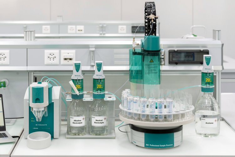 Fully automated Metrohm VA system for the determination of antioxidants on a laboratory bench.