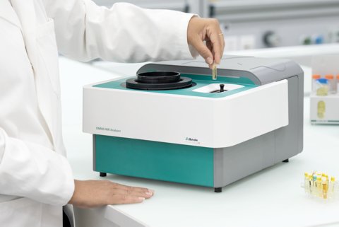 OMNIS NIR Analyzer Liquid/Solid with 8 mm vials.