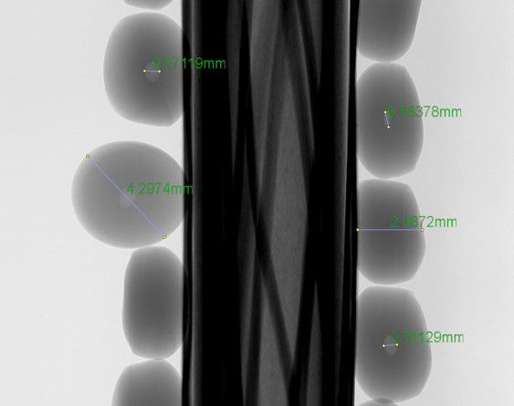 Ejemplo de tomografía computarizada (TC) de gránulos de polietileno que muestra burbujas de aire dentro del granulado de polímero.