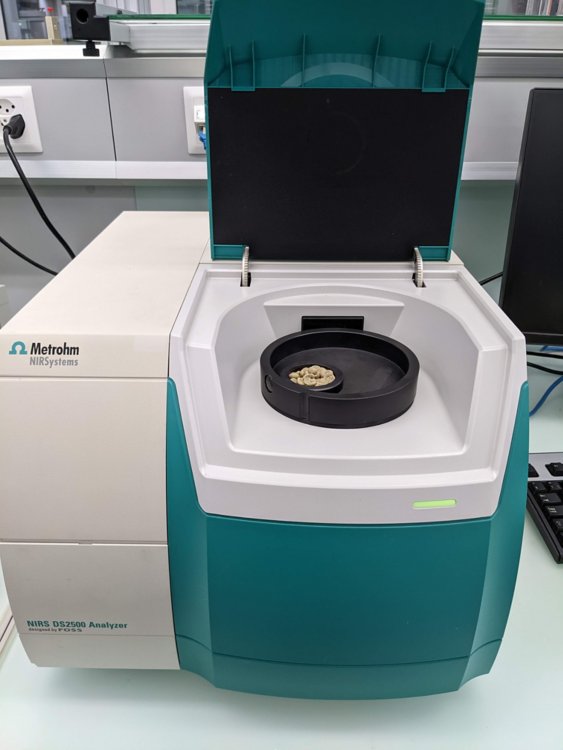 A Metrohm DS2500 Solid Analyzer with green coffee  beans held in a NIRS mini sample cup.