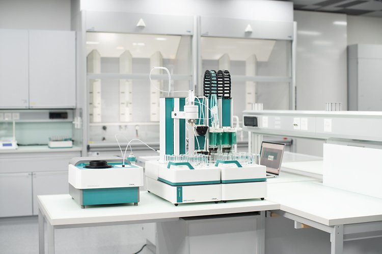 OMNIS NIR Analyzer Liquid and OMNIS Sample Robot S Pick&Place with pipetting system.