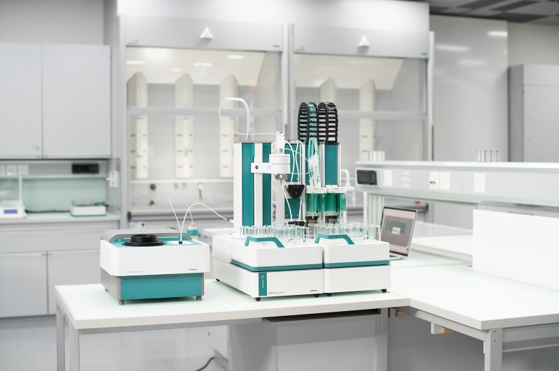 OMNIS NIR Analyzer Liquid und OMNIS Sample Robot S Pick&Place mit Pipettiersystem.
