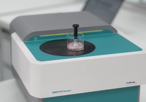 OMNIS NIR Analyzer Solid with sample on top