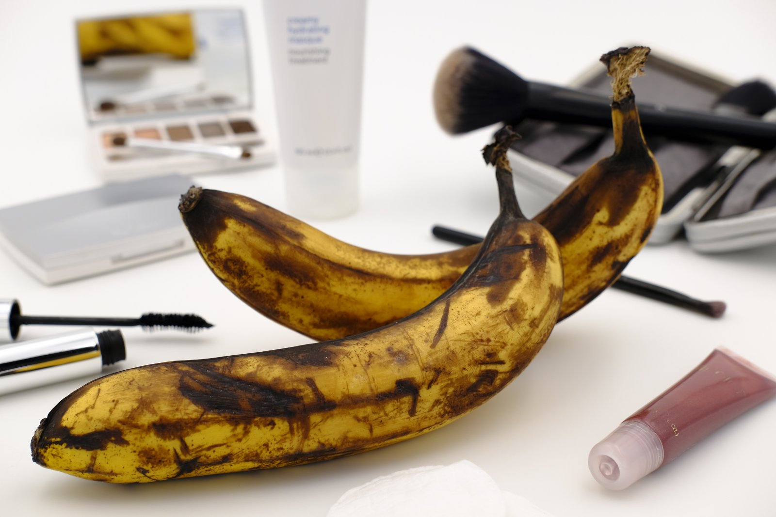 Aging is simply the result of the accumulation of molecular and cellular damage over time. In this way, oxidative stress plays a crucial role in the development of age-related diseases like arthritis, diabetes, dementia, or even cancer. Therefore, limiting our exposure to oxidants is not only a cosmetic concern but important for our long-term health.