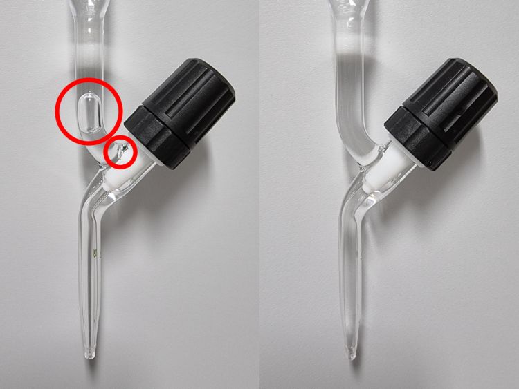 Links: eine Bürette mit Luftblasen innerhalb des Zylinders. Entweichen solche Luftblasen während einer Titration, kann dies zu fehlerhaften Ergebnissen führen. Achten Sie deshalb darauf, dass keine Luftblasen in der Bürette sind. Rechts: eine korrekt gefüllte Bürette ohne Luftblasen.