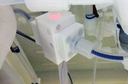 Nicht-invasive Clamp-on-Durchflusszelle mit optischen Fasern (in blau) und Korrosionsschutz durch Luftspülung der Optik im Schutzrohr. Die Sonde wird in der Umwälzleitung der Nassbank angeschlossen.