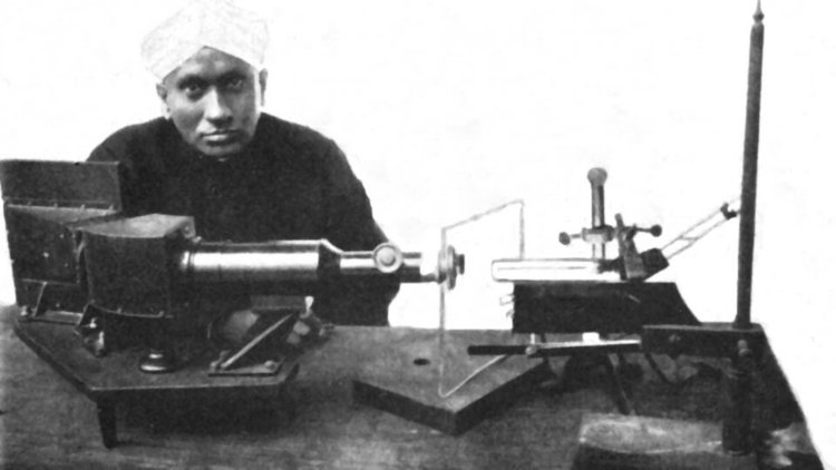 C. v Raman trabajando en el laboratorio.