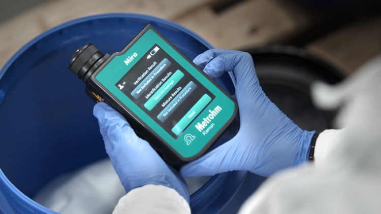 Handheld spectrometer MIRA P for incoming raw material identification