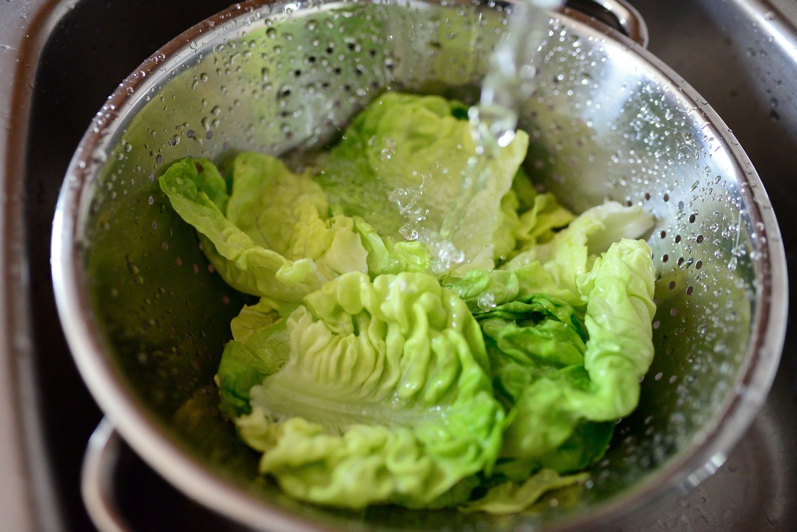 The simple process of washing lettuce can be dangerous and is not recommended in places where no chlorination is applied to the water supply.