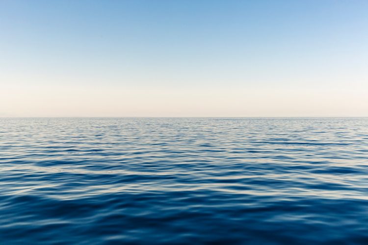 A cor azul do Mar Mediterrâneo inspirou C. V. Raman para descobrir um «Novo Tipo de Radiação Secundária».